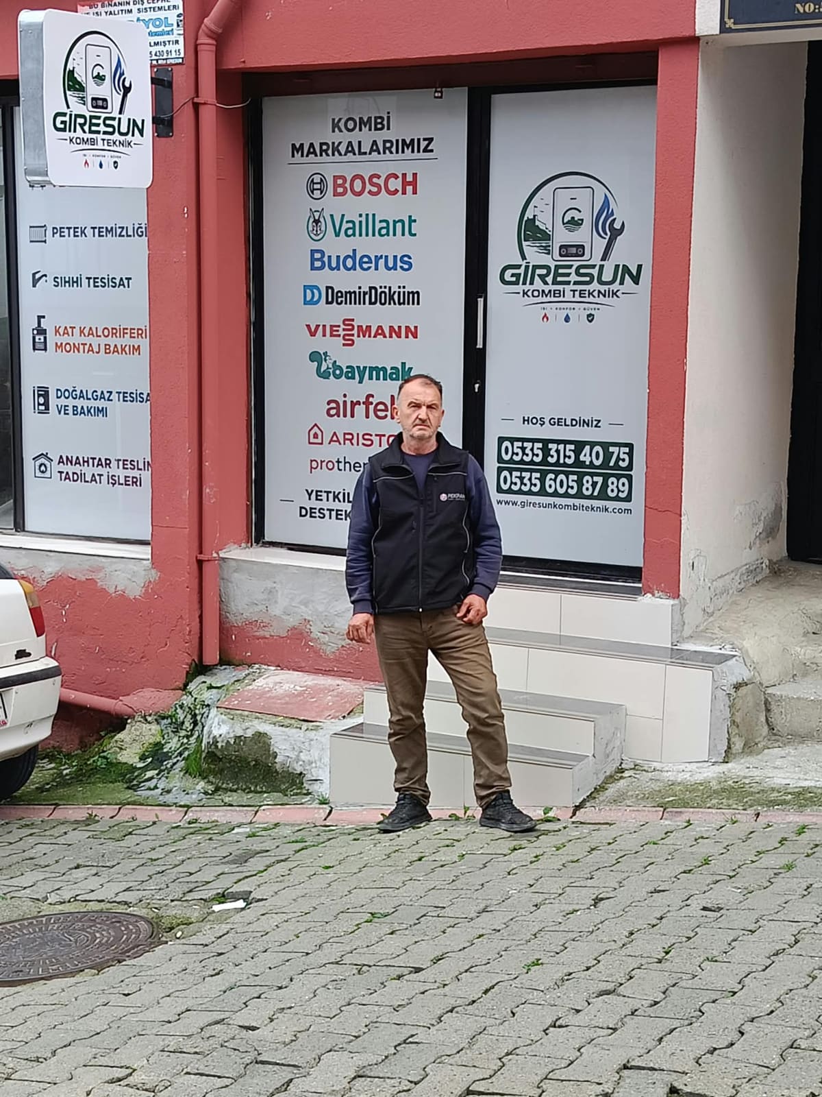 Hikmet Taş, Giresun'daki dükkânının önünde